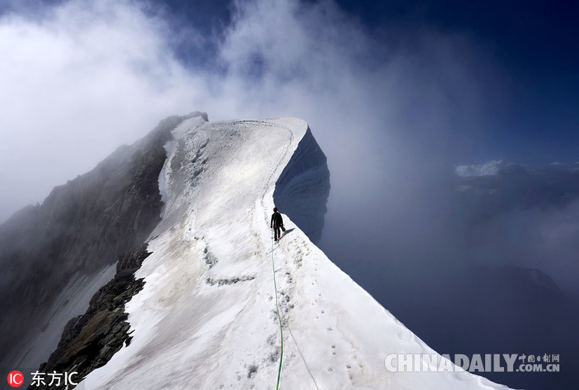 死亡挑戰！膽肥牛人勃朗峰上挑戰懸崖跳傘