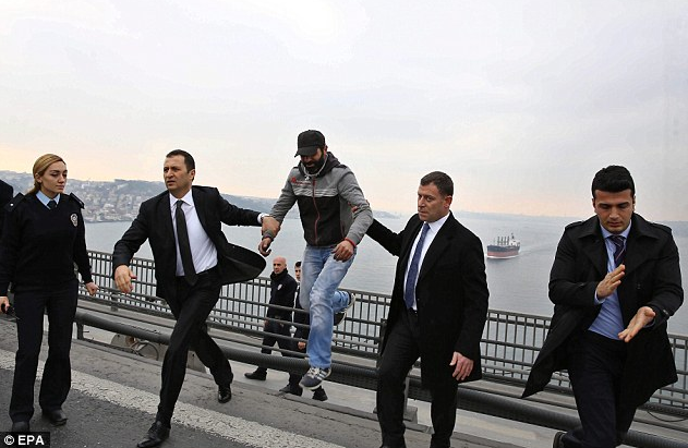 土耳其男子欲跳橋自殺 總統碰巧經過將其勸下