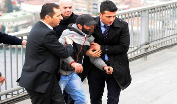 土耳其男子欲跳橋自殺 總統(tǒng)碰巧經(jīng)過(guò)將其勸下