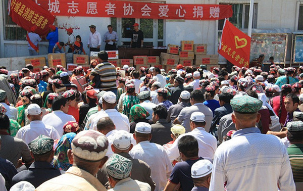 葉城縣工作組牽手志愿者協會“送溫暖”助力精準扶貧
