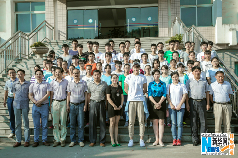 高云翔河南公益行 幫扶貧困學生送關愛