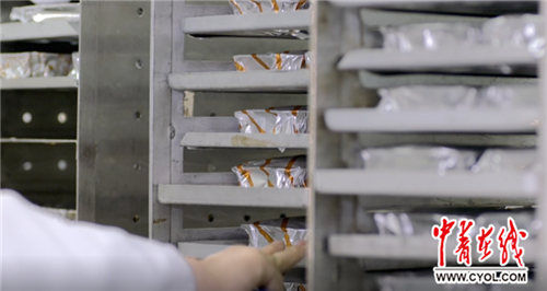 全程冷鏈制作，車間空氣都得符合衛(wèi)生標(biāo)準(zhǔn)【十九大精神進(jìn)央企】漲姿勢！帶你看一頓航空飛機(jī)餐是怎樣誕生的？