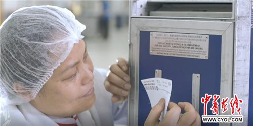 全程冷鏈制作，車間空氣都得符合衛(wèi)生標(biāo)準(zhǔn)【十九大精神進(jìn)央企】漲姿勢！帶你看一頓航空飛機(jī)餐是怎樣誕生的？