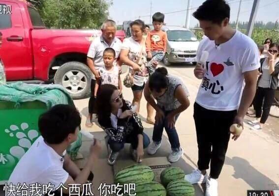 趙薇到農(nóng)村買西瓜 遭大姐強(qiáng)行摘墨鏡確認(rèn)身份